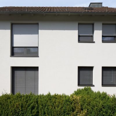 Rollladen bieten Sonnenschutz außen am Fenster