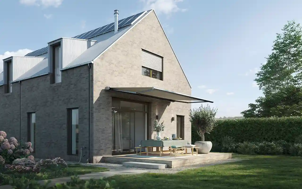 Helle Markise an der Fassade befestigt