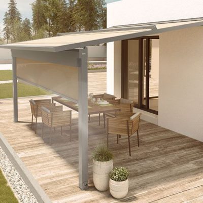 Die Sitzflächen unter der Pergola Markise sind vor der direkten Sonneneinstrahlung geschützt